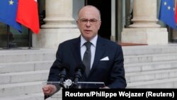 Mendagri Perancis, Bernard Cazeneuve memberikan keterangan kepada media di Paris (foto: dok). 