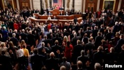 Predsedavajuća Predstavničkog doma, demokratkinja Nensi Pelosi, polaže zakletvu pred članovima Doma i delegatima na Kapitol hilu, 3. januara 2019.