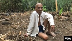 រូបឯកសារ៖ លោក​អោ​ អាន​ អតីត​មេ​បញ្ជាការ​រង​ភូមិ​ភាគ​កណ្តាល​ គ្រប់គ្រង​គុក មន្ទីរ​សន្តិសុខ​ ក្នុង​របប​ខ្មែរ​ក្រហម​ កំពុង​សម្អាត​ដី​ចម្ការ​របស់​លោក​ក្នុង​ស្រុក​កំរៀង​ ខេត្ត​បាត់​ដំបង​ ថ្ងៃ​ទី​១៥​ ខែធ្នូ​ ឆ្នាំ​២០១៩។ (ហ៊ុល រស្មី/VOA)