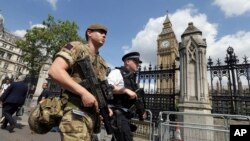 军人和警察在伦敦的威斯敏斯特地区巡逻（2017年5月24日）