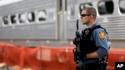 一名新泽西交通警察在出事车站附近站岗