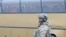 Украинский военный охраняет транспортный автобус в ходе обмена заключенными между официальным Киевом и сепаратистами