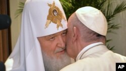 Le pape François embrassant le numéro un de l'Eglise orthodoxe russe, le patriarche Kirill, à gauche, lors de leur rencontre à l'aéroport Jose Marti de La Havane, le 12 février 2016. 