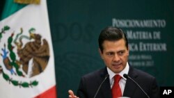 Le président mexicain Enrique Peña Nieto parle lors d'une conférence de presse, à Mexico City, le 23 janvier 2017.