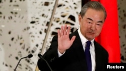 រូបឯកសារ៖ រដ្ឋមន្ត្រី​ការបរទស​ចិន​លោក Wang Yi លើក​គ្រវី​ដៃ នៅពេលដែល​លោក​ចាកចេញ​ពី​សន្និសីទ​សារព័ត៌មាន​មួយ​នៅ​ទីក្រុង​តូក្យូ​នៃ​ប្រទេស​ជប៉ុន កាលពី​ថ្ងៃទី២៤ ខែវិច្ឆិកា ឆ្នាំ២០២០។