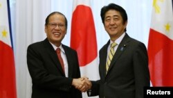 일본을 방문 중인 베니그노 아키오 필리핀 대통령이 24일 도쿄에서 아베 신조 일본 총리와 회담했다.