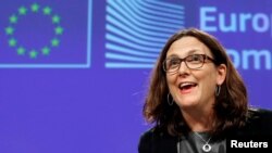 Komisioner Perdagangan Uni Eropa Cecilia Malmstrom dalam konferensi pers di markas besar Komisi tersebut di Brussels, Belgia, 9 November 2016 (Foto: dok). 