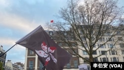 “对专制说不”：抗议者在寒风中高喊口号，展示国际社会对香港民主斗争的支持。（李伯安/美国之音）