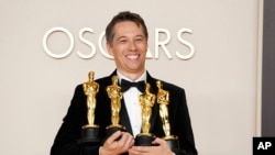 شان بیکر، نویسنده، کارگردان و تدوین کنندۀ فلم انوار که برندۀ پنج جایزۀ اسکار شد.