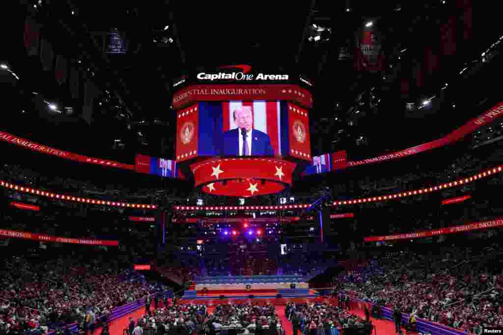 2025年1月20日，美国总统唐纳德-特朗普（Donald Trump）出现在在首都第一资本体育馆（Capital One）举行的室内集会上的屏幕上