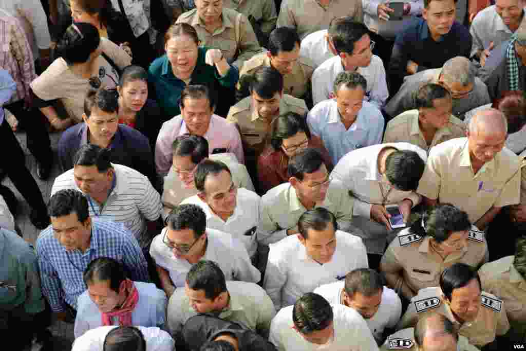 បណ្ដា​សមាជិក​ក្រុមប្រឹក្សា​សង្កាត់​មក​ពី​ទូទាំង​រាជធានី​ភ្នំពេញ​ តម្រង់​ជួរ​ត្រៀម​ចូល​ទៅ​ក្នុង​ការិយាល័យ​បោះឆ្នោត ​នៅ​វិទ្យាល័យ​ហ៊ុនសែន​ប៊ុនរ៉ានី​វត្តភ្នំ ​កាលពីថ្ងៃទី២៥ ​ខែកុម្ភៈ ​ឆ្នាំ២០១៨។​ (អូន ឆេងប៉រ/VOA)