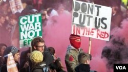 Mahasiswa-mahasiswa di Inggris memrotes rencana pemerintah menaikkan biaya pendidikan tinggi hingga tiga kali lipat.