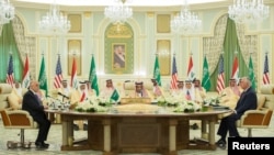 លោក Haider Al-Abadi នាយក​រដ្ឋមន្ត្រី​អ៊ីរ៉ាក់​ ស្តេច Salman bin Abdulaziz Al Saud​ របស់​អារ៉ាប៊ី​សាអូឌីត និង​លោក​រដ្ឋមន្ត្រី​ការបរទេស​អាមេរិក Rex Tillerson ចូលរួម​ក្នុង​កិច្ចប្រជុំ​មួយ​នៅ​ក្នុង​ក្រុង Riyadh ប្រទេស​អារ៉ាប៊ី​សាអូឌីត​កាលពី​ថ្ងៃទី២២ ខែតុលា ឆ្នាំ២០១៧។