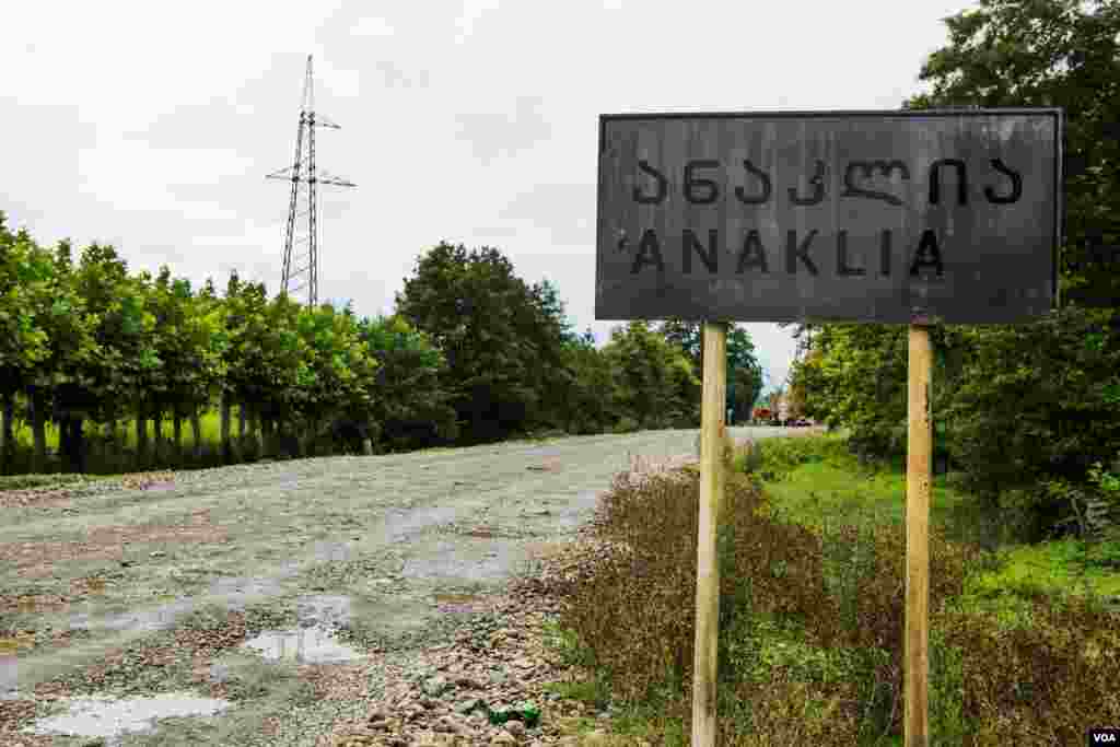 Construction is slow on what was to be a highway connecting Anaklia on the Black Sea with a planned international airport. (V. Undritz for VOA)