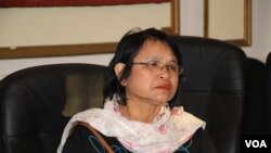 លោកស្រី ជូន ឃឿន បងស្រី​របស់​លោក ជូន ភឿយ ដែល​ត្រូវ​បញ្ជូន​ទៅ​ប្រទេស​កម្ពុជា​ម្នាក់ ចូល​ជួប​នឹង​តំណាង​មន្ត្រី​កម្ពុជា​ប្រចាំ​ស្ថានទូត​ខ្មែរ​នៅ​រដ្ឋធានី​វ៉ាស៊ីនតោន កាលពី​ថ្ងៃច័ន្ទ ទី២១ ខែវិច្ឆិកា ឆ្នាំ២០១៦។ (ទែន សុខស្រីនិត/VOA)