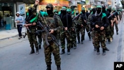 Sayap militer kelompok Hamas, Brigade Izzedine al-Qassam melakukan parade di Jalur Gaza utara (foto: ilustrasi).