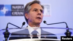آنتونی بلینکن، وزیر امور خارجه ایالات متحده، در یک کنفرانس خبری در نشست وزرای خارجه ناتو در بخارست، رومانی، ۳۰ نوامبر ۲۰۲۲