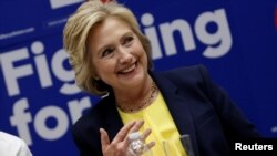 Kandidat calon presiden dari Partai Demokrat, Hillary Clinton, berbicara dalam pertemuan koalisi aktivis HIV/AIDS di kantor pusat kampanyenya di Brooklyn, New York (12/5). (Reuters/Mike Segar)