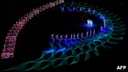 Para penari tampil dalam acara penutupan Olimpiade Pyeongchang 2018 di Korea Selatan, Minggu (25/2). 