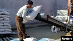 북한 남포항의 인부가 유럽연합 집행위원회 산하 인도지원사무국 ECHO가 지원한 대북 지원 물자를 트럭에 싣고 있다. (자료사진)