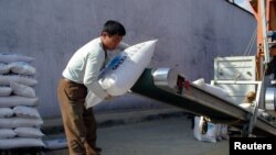 북한 남포항의 인부가 유럽연합 집행위원회 산하 인도지원사무국 ECHO가 지원한 대북 지원 물자를 트럭에 싣고 있다. (자료사진)