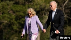 FILE - U.S. President Joe Biden and first lady Jill Biden exit Marine One as they return from Camp David at Fort McNair, Washington, D.C., April 9, 2023. 