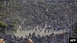 Qohira, 2 fevral 2011. Namoyishchilar va prezident Husni Muborak tarafdorlari orasidagi to'qnashuvlarda yuzlab odamlar jarohatlangan, uch kishi halok bo'lgan.