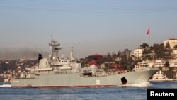 แฟ้มภาพ: เรือซีซาร์ คูนิคอฟ ล่องไปในช่องแคบบอสพอรัส ในตุรกี (รอยเตอร์)