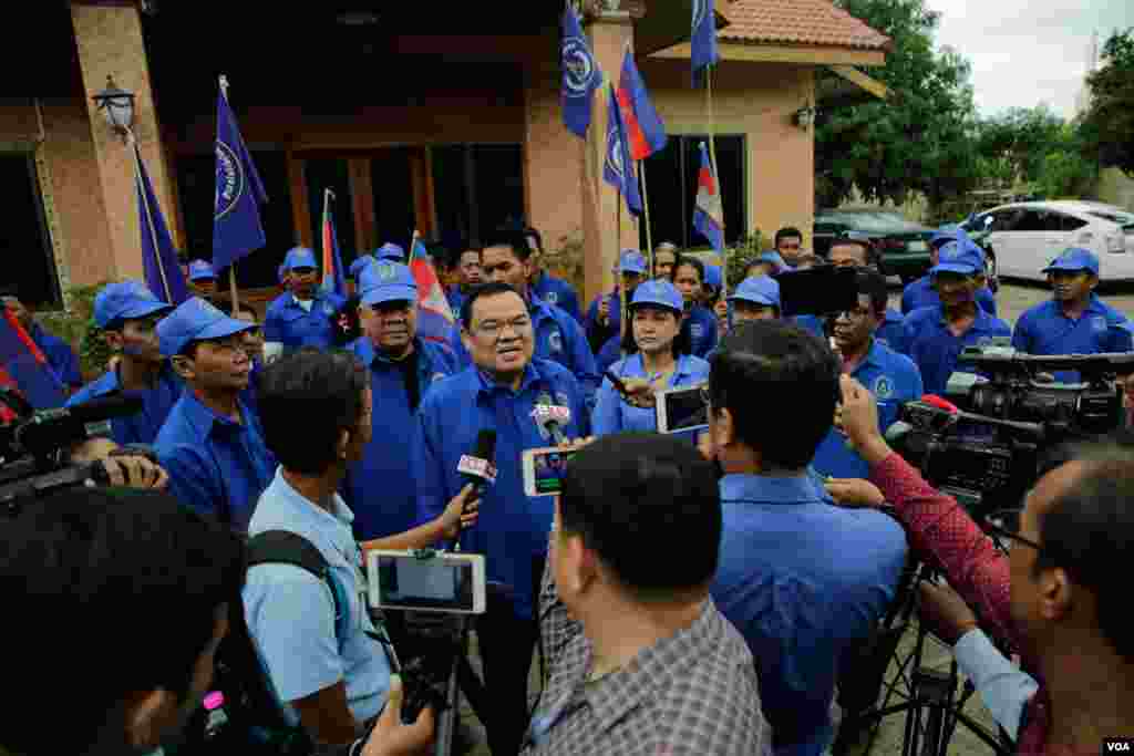 លោក ញឹក ប៊ុន​ឆៃ​ ប្រធាន​គណបក្ស​ខ្មែរ​រួប​រួម​ជាតិ​ ផ្តល់​បទ​សម្ភាសន៍​ដល់​អ្នក​សារព័ត៌មាន​មុន​ពេល​ចេញ​ដំណើរ​នៅ​ថ្ងៃ​ដំបូង​នៃ​ការឃោសនា​ស្វែង​រក​សំឡេង​គាំទ្រ​​ ក្នុង​ការ​បោះឆ្នោត​ជ្រើសរើស​តាំង​តំណាងរាស្ត្រ​អាណត្តិ​ទី​៦​ នៅ​ក្នុង​បរិវេណ​គេហដ្ឋាន​របស់​លោក​ នៅ​រាជធានី​ភ្នំពេញ​ ថ្ងៃ​សៅរ៍​ ទី​០៧​ ខែ​កក្កដា​ ឆ្នាំ​២០១៨។ (ទី អូលីស្សា/ ​VOA)