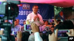 លោក សម រង្ស៊ី ថ្លែង​នៅឯ​ទីស្នាក់ការ​របស់​គណបក្ស​សង្គ្រោះ​ជាតិ​ដែល​មាន​ទីតាំង​នៅ​ចាក់​អង្រែ​លើ ក្នុង​ឱកាស​ប្រារព្វ​ខួប​មួយ​ឆ្នាំ​នៃ​​ការបង្កើត​គណបក្ស​របស់​លោក។