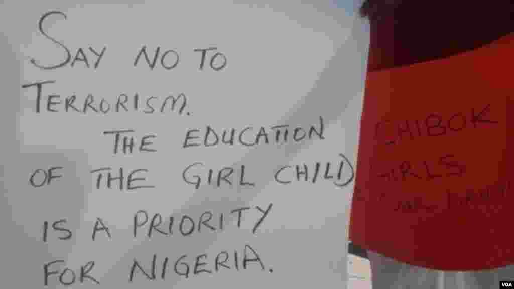 Masu zanga-zanga rike da alluna dake dauke da sakonni ga gwamnatin Najeriya, May 31, 2014.