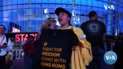 VOA英语视频: NBA湖人快船两队首场赛 香港支持者场外分发体恤衫