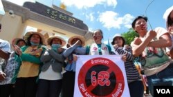  អ្នក​គាំទ្រ​និង​សកម្មជន​សិទ្ធិ​មនុស្ស​បាន​មក​ប្រមូល​ផ្តុំ​គ្នា​ ដើម្បី​ប្រឆាំង​នឹង​ការអនុម័ត​ច្បាប់​ស្តី​ពី​សមាគម​និង​អង្គការ​មិន​មែន​រដ្ឋាភិបាល​នៅ​មុខ​រដ្ឋសភា​ជាតិ​ កាល​ពី​ព្រឹក​ថ្ងៃ​អង្គារ​ ទី​៣០​ ខែ​មិថុនា​ ឆ្នាំ​២០១៥។ (នូវ​ ពៅ​លក្ខិណា/VOA)​