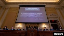 La commission d'enquête parlementaire sur l'assaut du Capitole a recommandé lundi que des poursuites pénales soient lancées contre l'ancien président Donald Trump