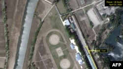 '38노스(38 North)'가 공개한 지난 23일 북한 원산역 주변 플래닛랩스(Planet Labs) 위성사진. 38노스는 김정은 북한 국무위원장 전용열차로 보이는 열차가 21일부터 23일 사이 원산역에 정차한 상태라고 밝혔다.