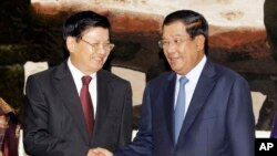 រូបឯកសារ៖​ លោកនាយករដ្ឋមន្ត្រី​ ហ៊ុន សែន (ស្តាំ) ចាប់ដៃជាមួយលោកនាយករដ្ឋមន្ត្រីឡាវ Thongloun Sisoulith នៅក្នុងកិច្ចប្រជុំទ្វេរភាគីមួយរវាងប្រទេសកម្ពុជានិងឡាវ នៅរាជធានីភ្នំពេញ កាលពីថ្ងៃទី២៧ ខែមិថុនា​ ឆ្នាំ២០១៦។