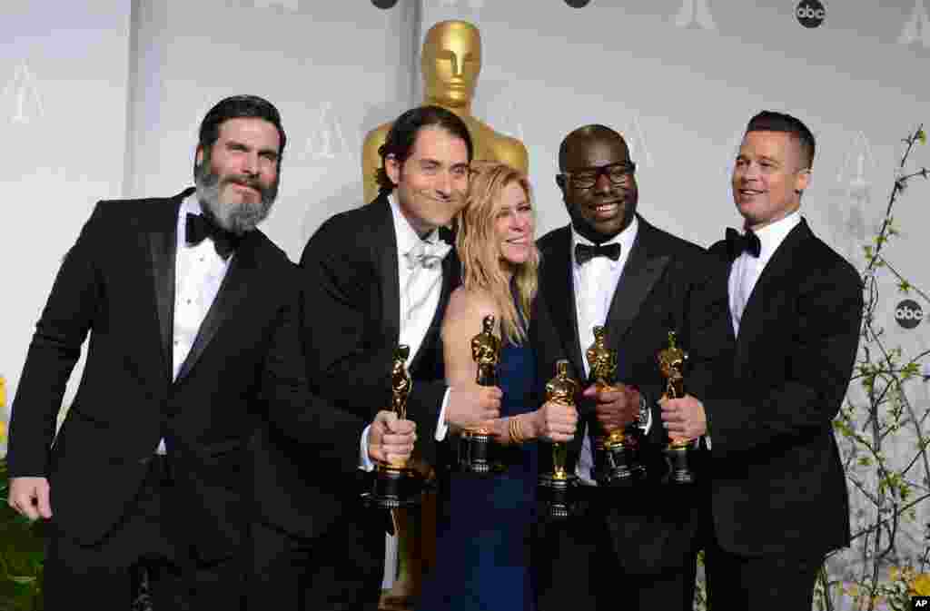 Dari kiri ke kanan: Anthony Katagas, Jeremy Kleiner, Dede Gardner, Steve McQueen, dan Brad Pitt -- para produser film &quot;12 Years a Slave&quot;. (AP/Jordan Strauss)