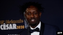 Le réalisateur français Ladj Ly pose à son arrivée à la 45e édition de la cérémonie des César du cinéma à la salle Pleyel à Paris, le 28 février 2020.