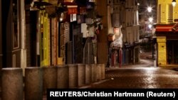 Pariska ulica Mufetar nakon proglašavanja oštrijih mera borbe protiv pandemije koronavirusa (REUTERS/Christian Hartmann/File Photo)