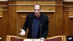 Menteri Keuangan Yunani Yanis Varoufakis berbicara di Parlemen di Athena (9/2). (AP/Petros Giannakouris)