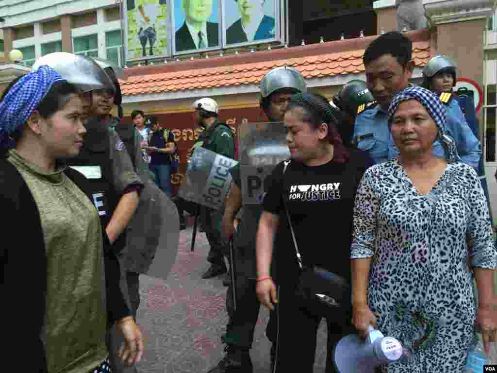 កុ្រមសកម្មជនដីធ្លីតវ៉ាប្រឆាំងនឹងការសួរយកចម្លើយពីមន្ត្រីសិទ្ធិមនុស្សសមាគមសិទ្ធិមនុស្សអាដហុក និងមន្ត្រីគណកម្មាធិការជាតិរៀបចំការបោះឆ្នោត ដែលធ្វើឡើងដោយតុលាការដំបូងក្រុងភ្នំពេញ កាលពីថ្ងៃអាទិត្យ ទី០១ ខែឧសភា ឆ្នាំ២០១៦។ (Hul Reaksmey/VOA)