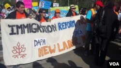 Protesters in front of the U.S. Supreme Court in Washington D.C. ahead of a landmark hearing on immigration, April 18, 2016. (E. Cherneff / VOA) 