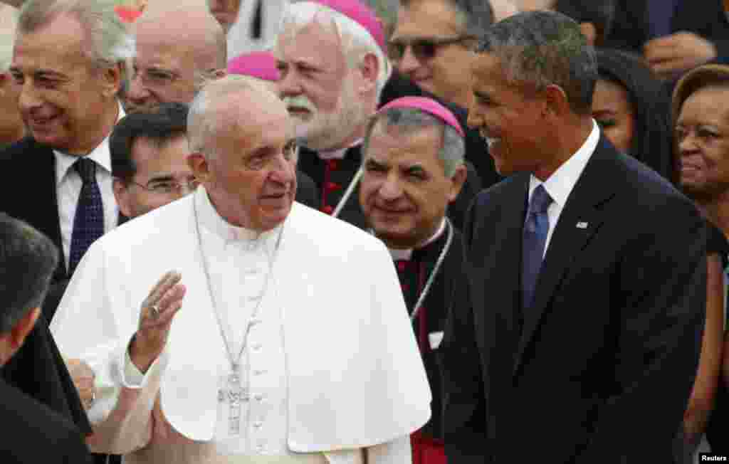 Presiden AS Barack Obama menyambut Paus Fransiskus saat tiba di Pangkalan Angkatan Udara Andrews, Maryland (22/9). (Reuters/Kevin Lamarque)