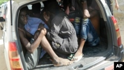 2015年4月2日袭击后贾瑞沙大学学生在车辆中躲避