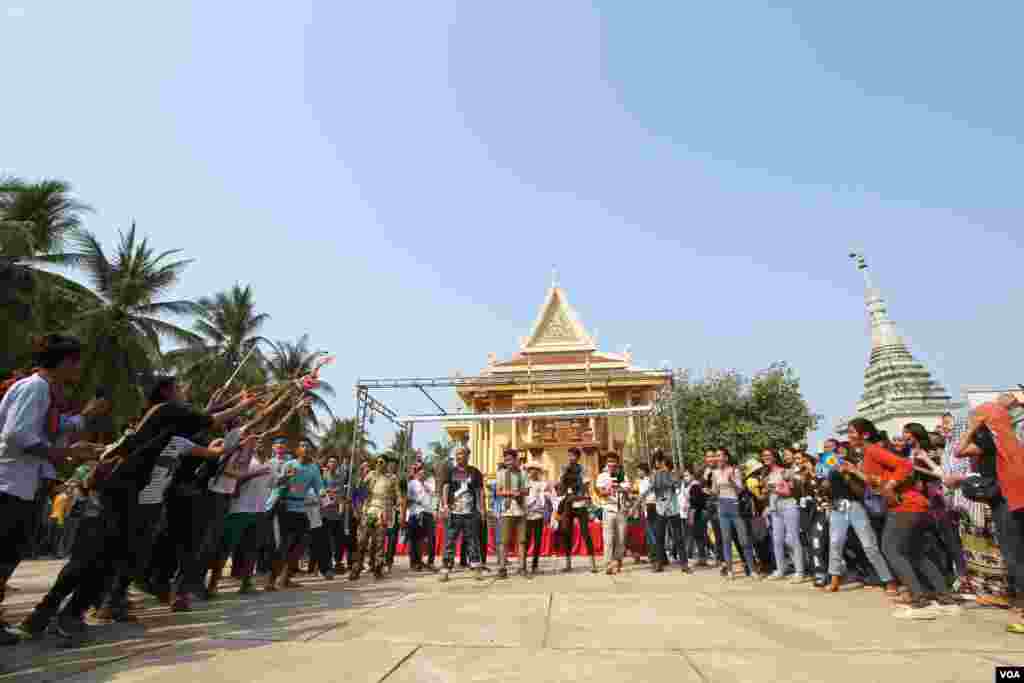 ក្រុម​យុវជន​ចាប់​ឈូង​ដែល​ចោល​ដោយ​នារី​មួយ​ក្រុម ក្នុង​ពេល​លេង​ល្បែង​ចោល​ឈូង ដើម្បី​ប្រារព្ធ​ចូលឆ្នាំ​ខ្មែរ នៅ​វត្តជ្រោយ​អំពិល​ខ័ណ្ឌ​ច្បារអំពៅ​រាជធានី​ភ្នំពេញ​កាលពី​ថ្ងៃសៅរ៍​ទី០៩​ខែមេសា​នេះ។ ប្រជាជន​ខ្មែរប្រារព្ធ​ពិធី​បុណ្យ​ចូលឆ្នាំ​ខ្មែរ​ចាប់ពី​ថ្ងៃទី ១៣​ដល់ទី១៦​ខែមេសា​ឆ្នាំ២០១៦​នេះ នៃ​ឆ្នាំ​វក សត្វ​ស្វា។ (ឡេង ឡែន/VOA)&nbsp;