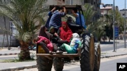 18일 팔레스타인인 가족이 가자지구에서 이스라엘 공습을 피해 이동하고 있다.