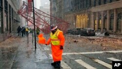 Sebuah crane ambruk di kawasan Tribeca, Lower Manhattan, New York (5/1). 