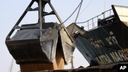 지난 2014년 북한 남포항에서 러시아의 대북 지원 물자 하역 작업이 이루어지고 있다. (자료사진)