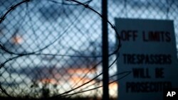 រូបថត​ឯកសារ៖ លួស​បន្លា​នៅ​គុក​យោធា​ស.រ.អា.នៅ​ឆក​សមុទ្រ​ Guantanamo ប្រទេសគុយបា។