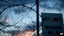 Bu turmada 116 nafar mahbus saqlanmoqda. Ular AQShning al-Qoida va boshqa jangari guruhlarga qarshi kurashi davomida ushlangan. Shulardan yarmi nihoyatda xavfli shaxslar hisoblanadi.